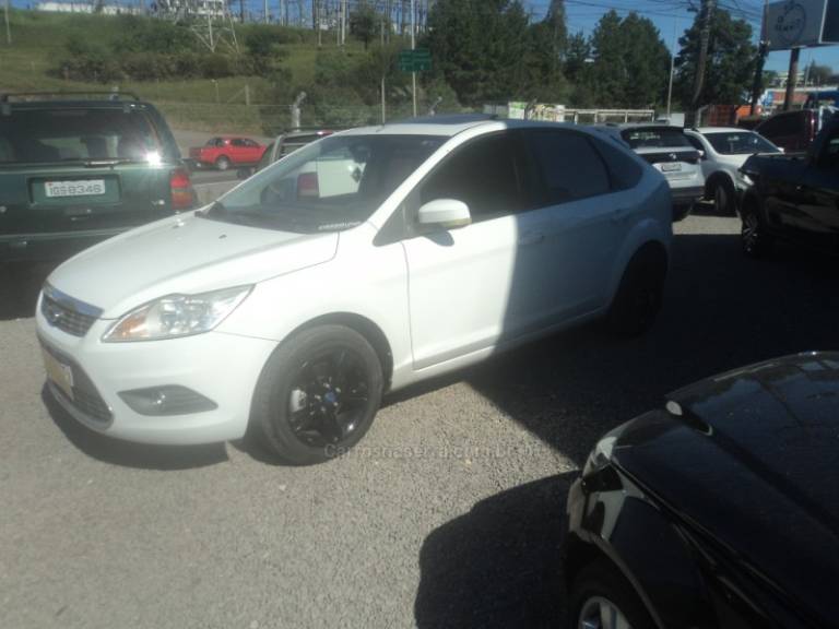 FORD - FOCUS - 2012/2013 - Branca - R$ 42.000,00