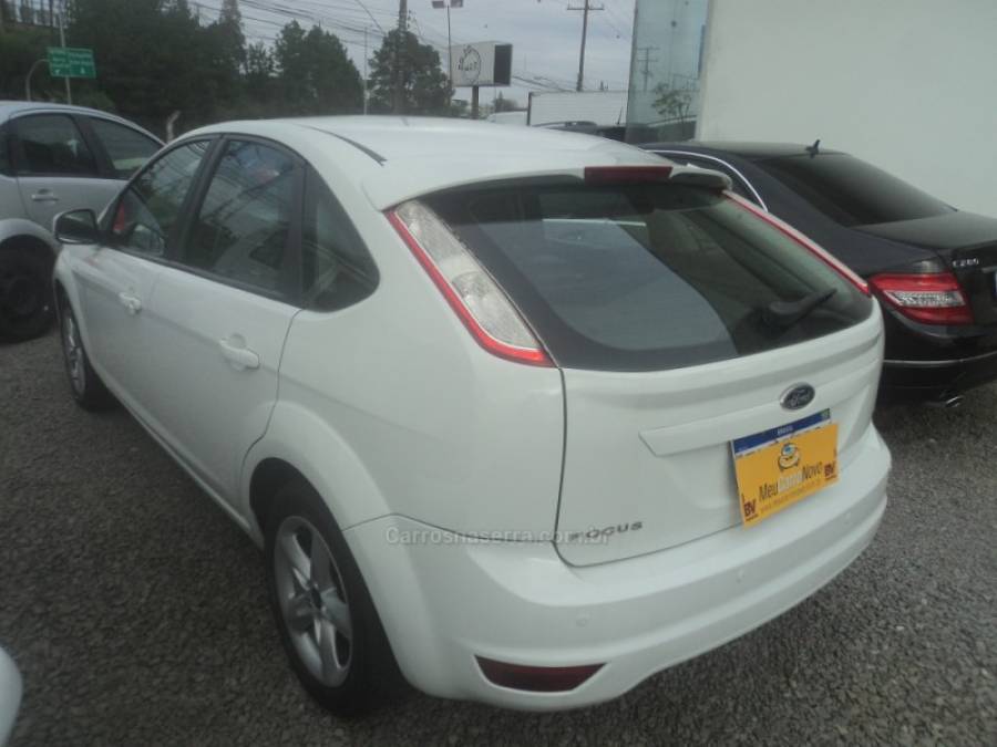FORD - FOCUS - 2010/2011 - Branca - R$ 35.000,00