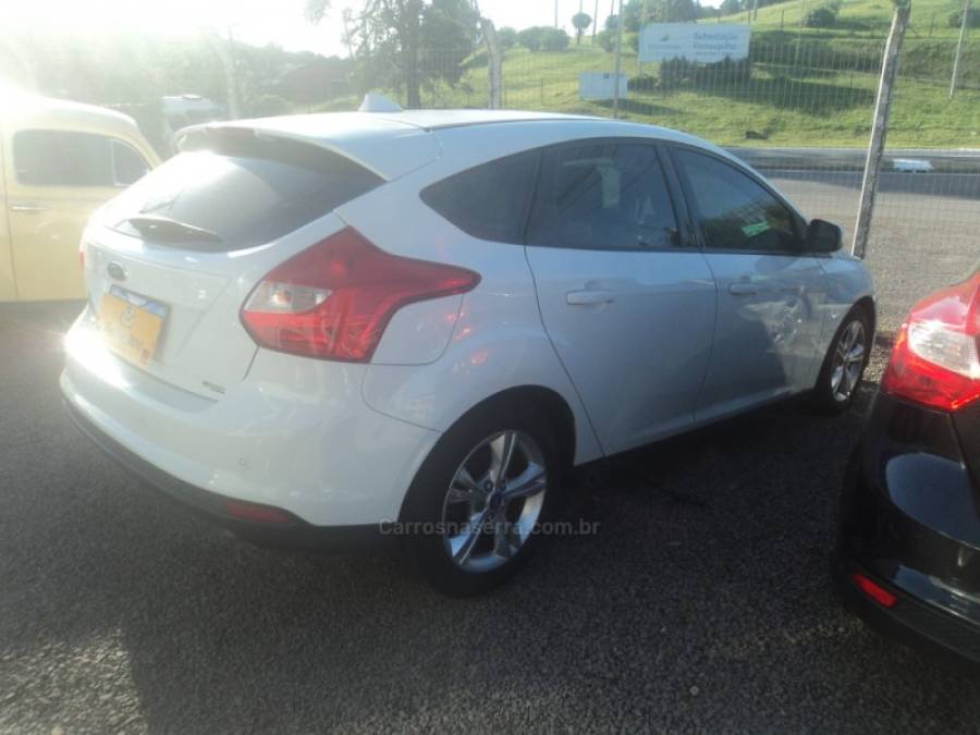 FORD - FOCUS - 2014/2015 - Branca - R$ 53.000,00