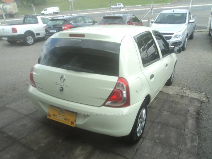 RENAULT - CLIO - 2013/2014 - Branca - R$ 32.000,00