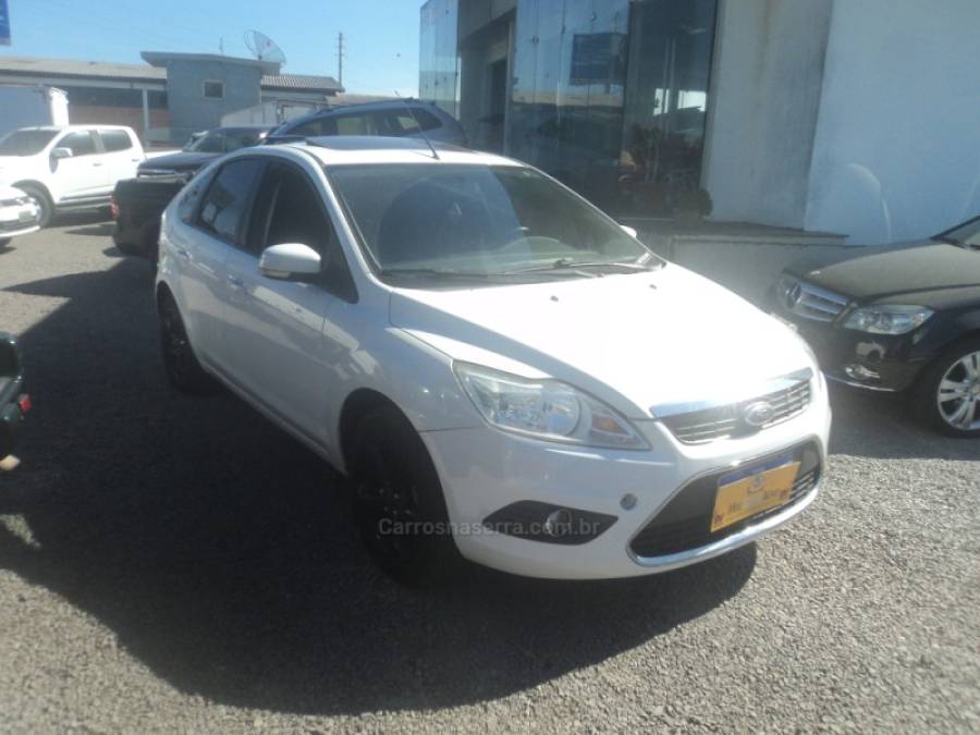 FORD - FOCUS - 2012/2013 - Branca - R$ 42.000,00