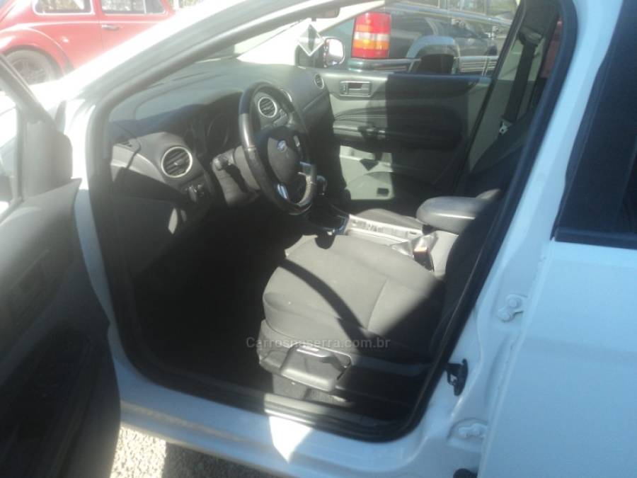FORD - FOCUS - 2012/2013 - Branca - R$ 42.000,00