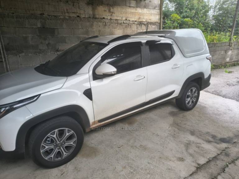 FIAT - STRADA - 2020/2021 - Branca - R$ 105.000,00