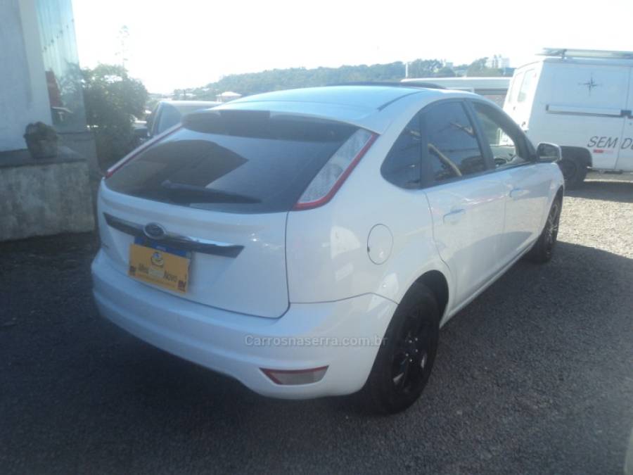 FORD - FOCUS - 2012/2013 - Branca - R$ 42.000,00